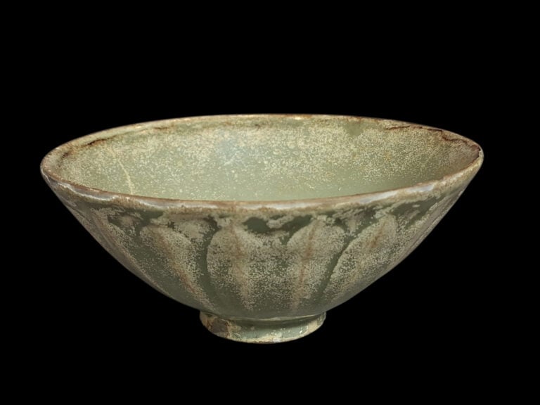 CHINE - Bol en porcelaine céladon, forme évoquant le lotus, manques aux bords -…