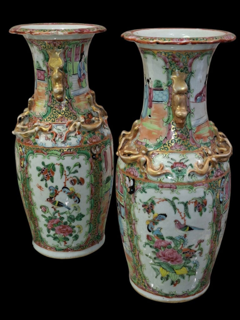 CHINE, Canton - Paire de vases en porcelaine polychrome à décor de scène de pal…