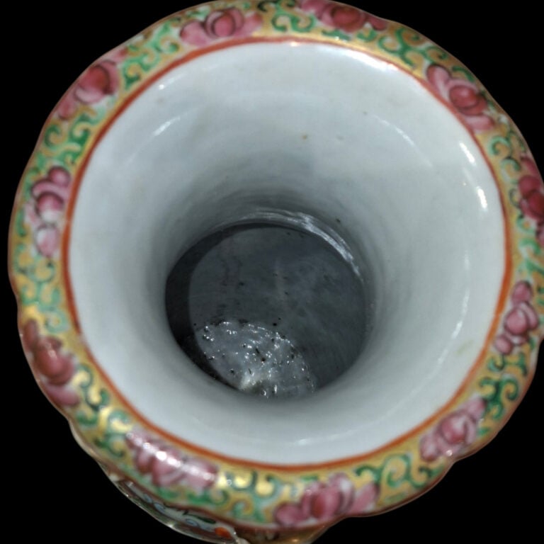 CHINE, Canton - Paire de vases en porcelaine polychrome à décor de scène de pal…