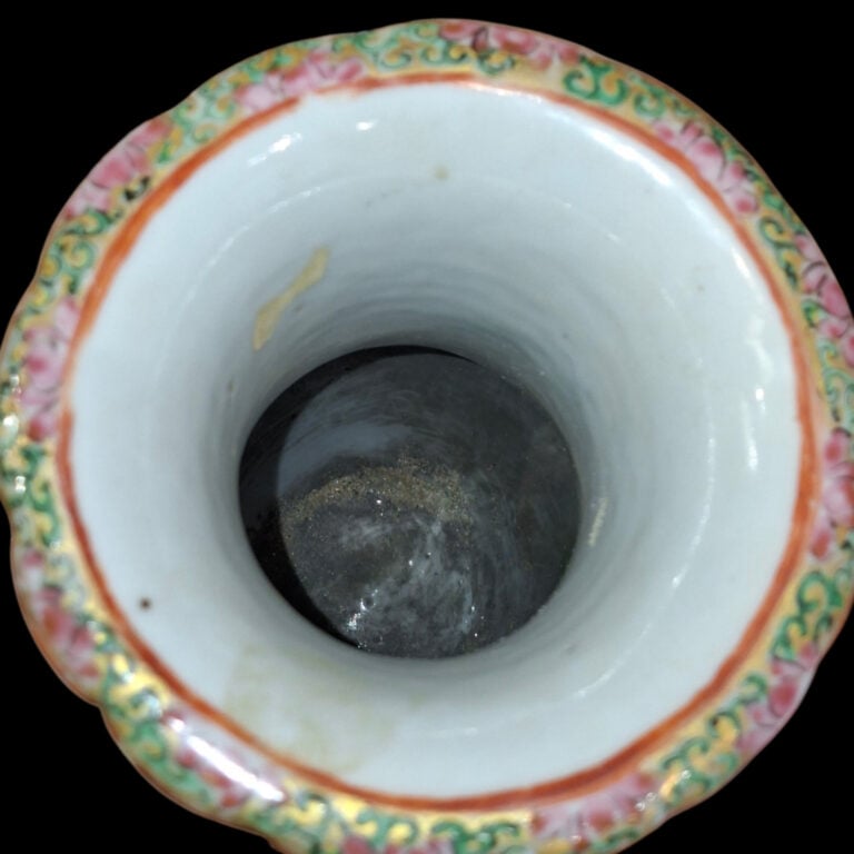 CHINE, Canton - Paire de vases en porcelaine polychrome à décor de scène de pal…