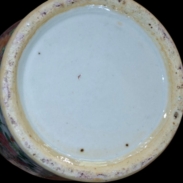 CHINE, Canton - Paire de vases en porcelaine polychrome à décor de scène de pal…