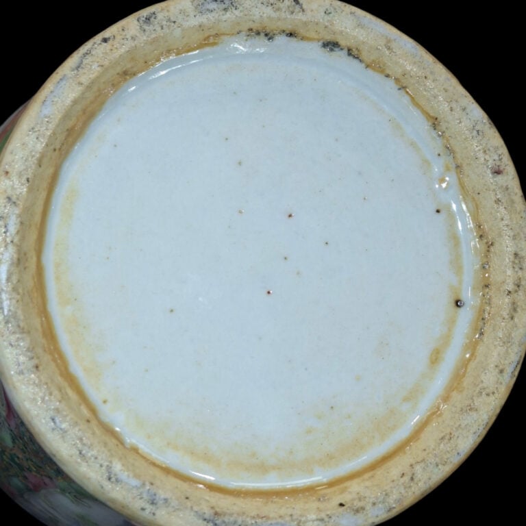 CHINE, Canton - Paire de vases en porcelaine polychrome à décor de scène de pal…