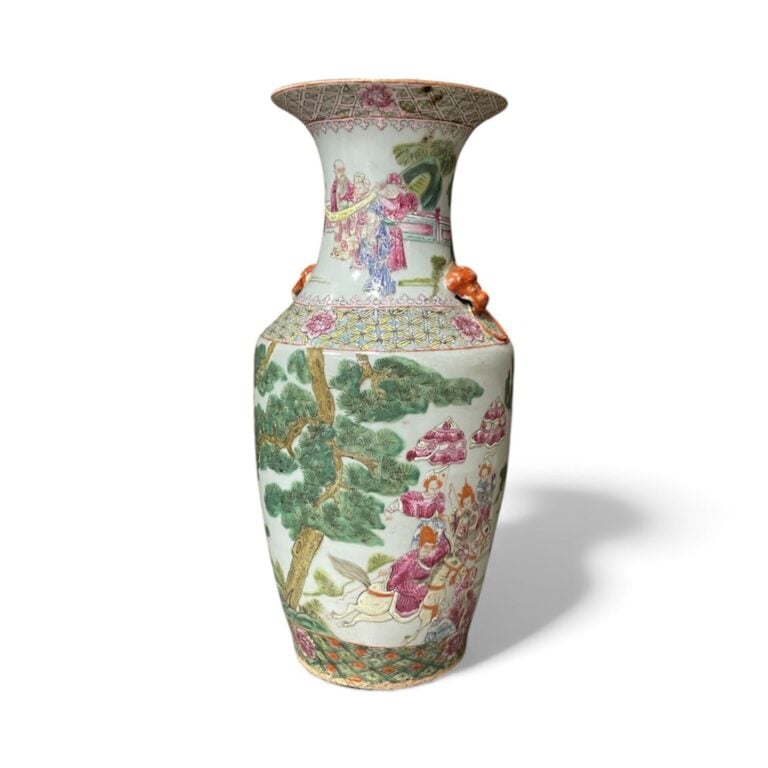 CHINE, CANTON - Vase balustre en porcelaine émaillée polychrome à décor de pers…