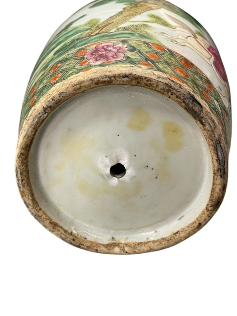 CHINE, CANTON - Vase balustre en porcelaine émaillée polychrome à décor de pers…