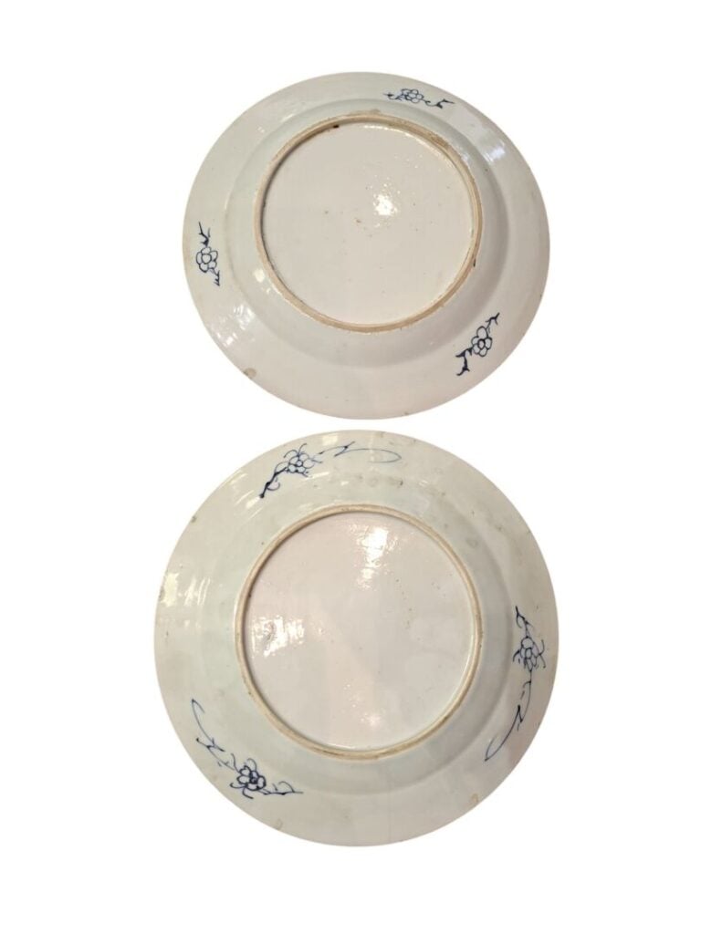 CHINE, Compagnie des Indes, XVIIIe - Paire d'assiettes en porcelaine blanc-bleu…