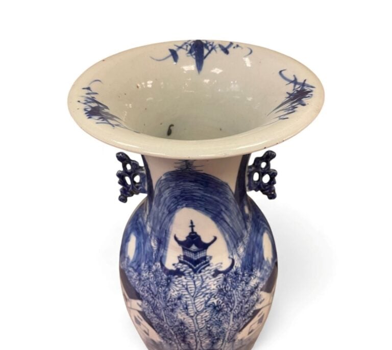 CHINE, Dynastie QING, fin XIXe - Vase balustre en porcelaine bleu et blanc à dé…