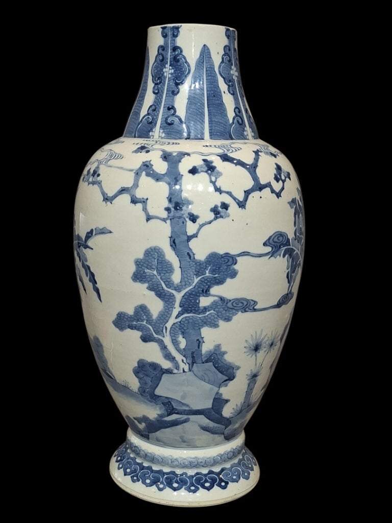 CHINE, Dynastie Qing, XIXe - Vase de forme balustre blanc et bleu à décor de pa…
