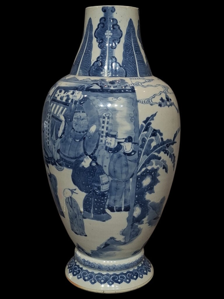 CHINE, Dynastie Qing, XIXe - Vase de forme balustre blanc et bleu à décor de pa…