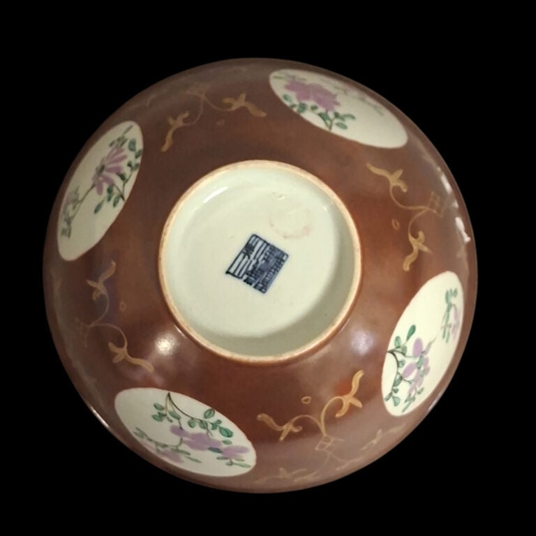 Chine, époque Qing XIX-XXe - Coupe décor en médaillons sur fond capucin - H. 9…