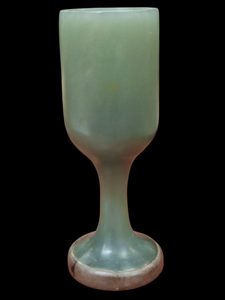 CHINE, Fin de la période Qing - Coupe sur piédouche en jade base en étain - H.…