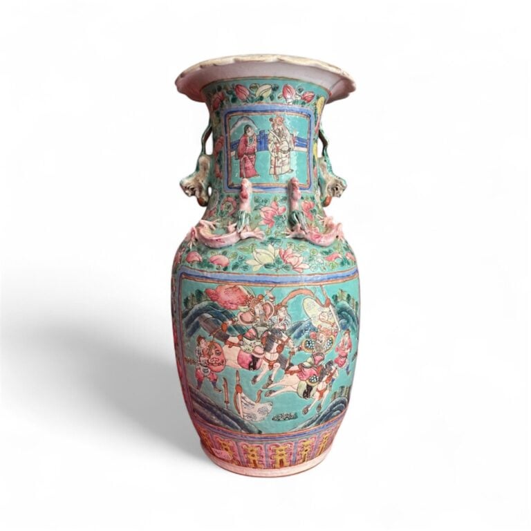 CHINE, fin XIXe - Vase balustre en porcelaine émaillée dans le style de la fami…