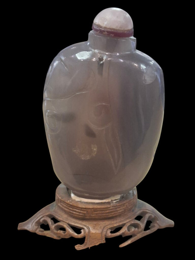 CHINE - Flacon tabatière en agate - H. 7 cm (9,5 cm avec socle) - (Collé à son…