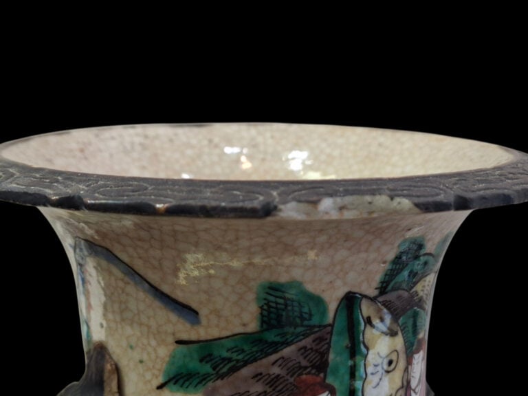 CHINE - Paire de vases de Nankin en porcelaine émaillée à décor de cavaliers et…