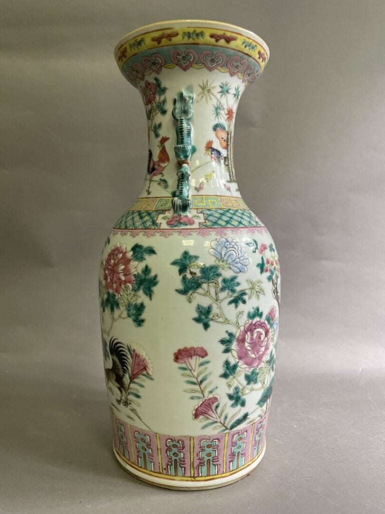 CHINE, Période Guangu, XIXe - Vase en porcelaine de la famille rose à décor de…