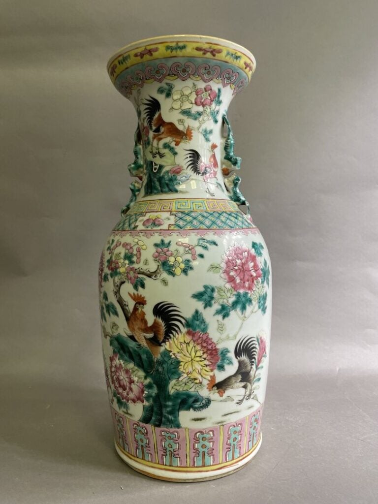 CHINE, Période Guangu, XIXe - Vase en porcelaine de la famille rose à décor de…