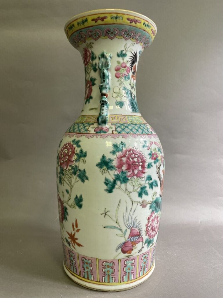 CHINE, Période Guangu, XIXe - Vase en porcelaine de la famille rose à décor de…