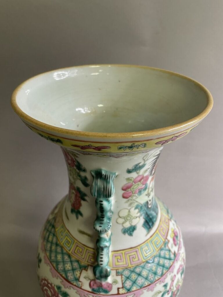 CHINE, Période Guangu, XIXe - Vase en porcelaine de la famille rose à décor de…