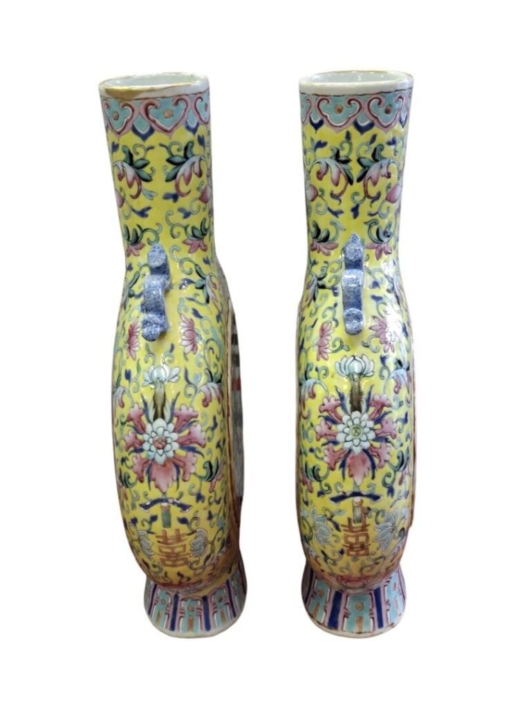 CHINE, période Guangxu - Paire de gourdes en porcelaine et émaux famille rose,…