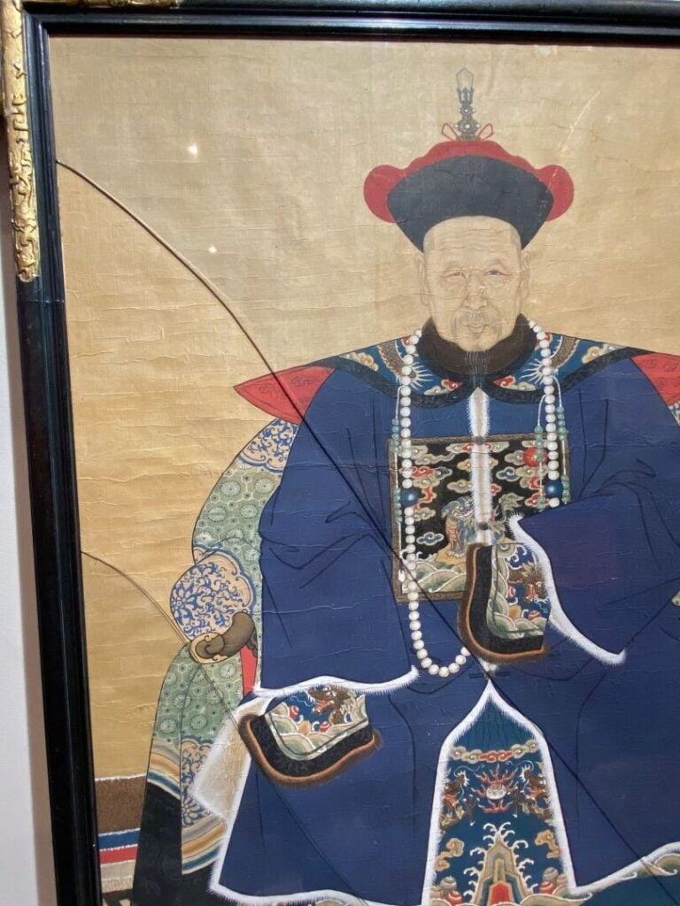 CHINE, Période Guangxu - Portrait de mandarin mandchou assis en majesté, vêtu d…