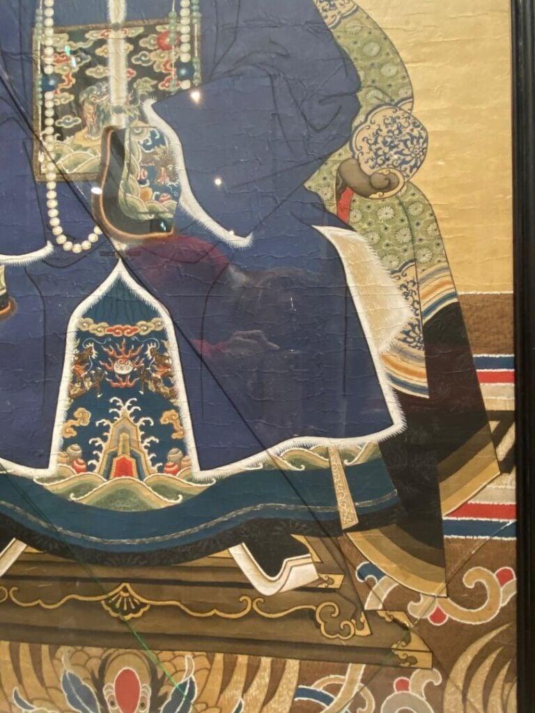 CHINE, Période Guangxu - Portrait de mandarin mandchou assis en majesté, vêtu d…