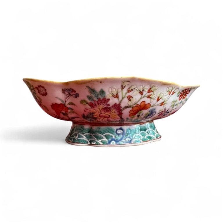 CHINE. Période GUANGXU - Ravier polylobée en porcelaine blanche famille rose à…