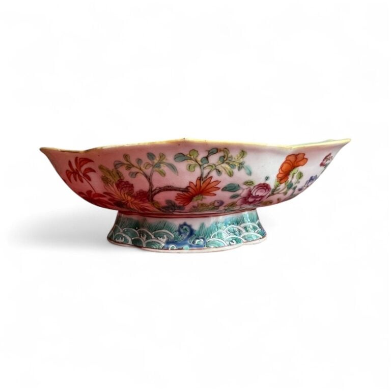 CHINE. Période GUANGXU - Ravier polylobée en porcelaine blanche famille rose à…