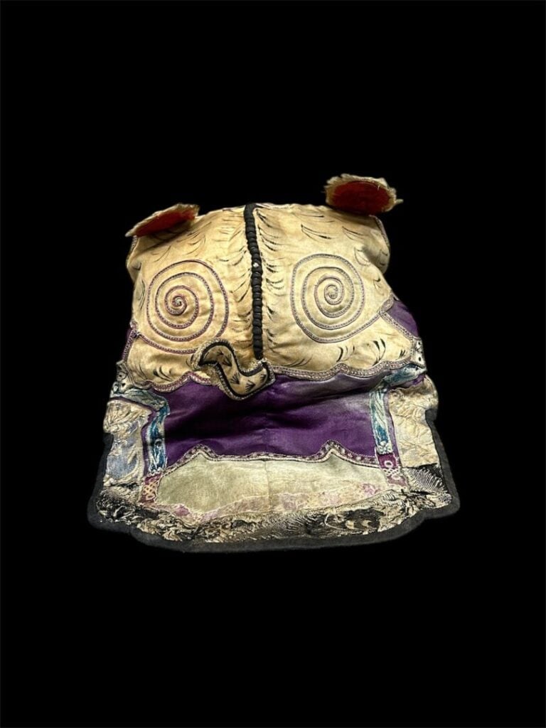 CHINE, période Qing - Lot de coiffes, chaussons et textiles