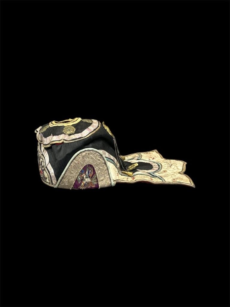 CHINE, période Qing - Lot de coiffes, chaussons et textiles