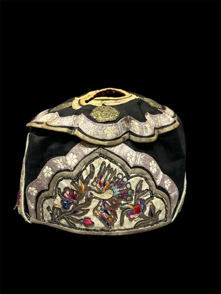 CHINE, période Qing - Lot de coiffes, chaussons et textiles
