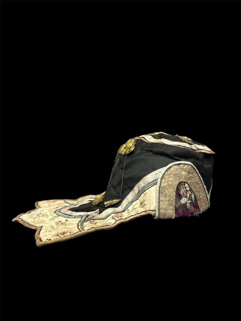 CHINE, période Qing - Lot de coiffes, chaussons et textiles