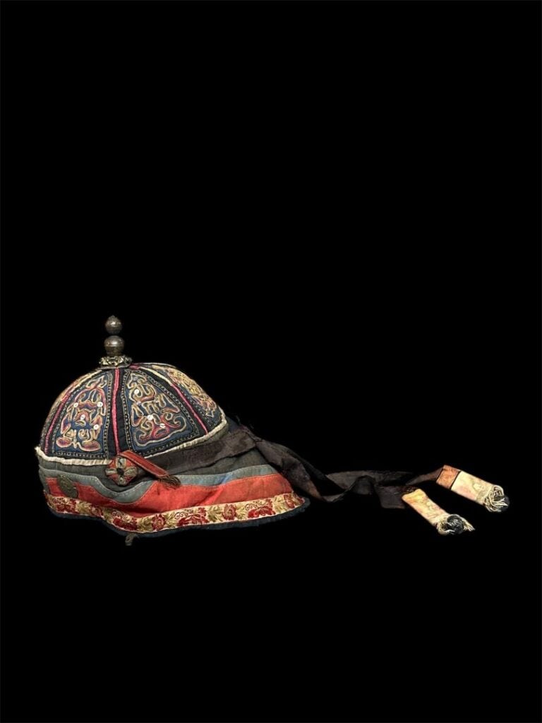 CHINE, période Qing - Lot de coiffes, chaussons et textiles