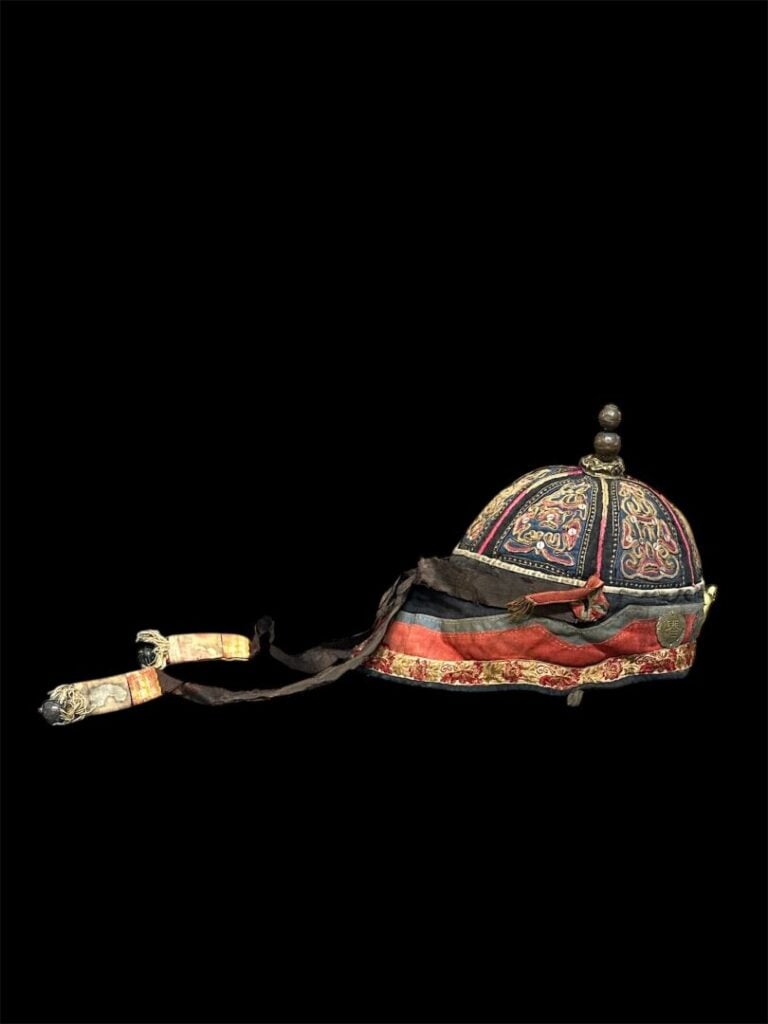 CHINE, période Qing - Lot de coiffes, chaussons et textiles