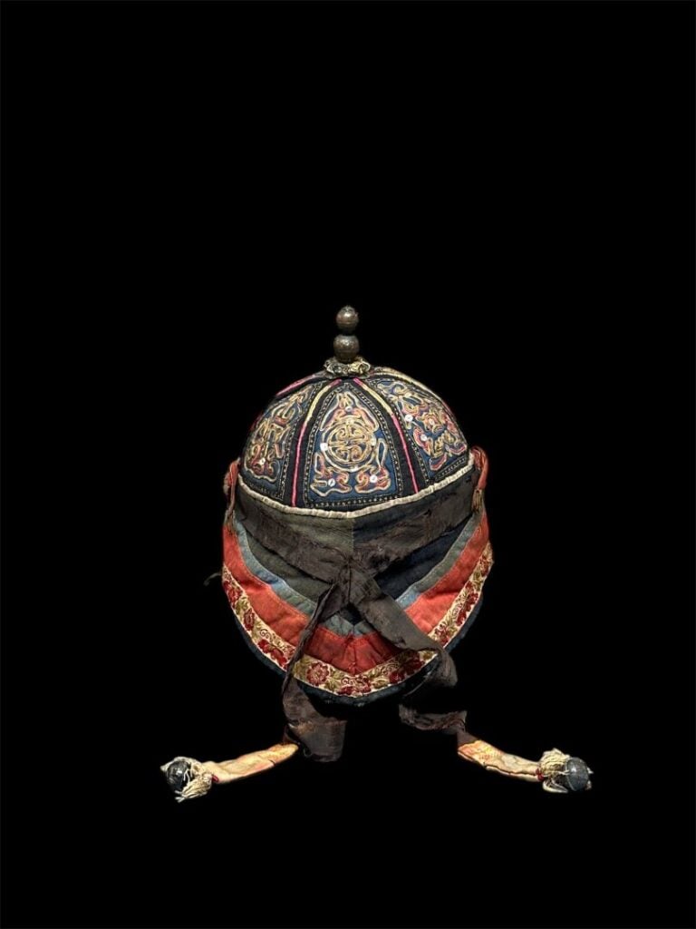 CHINE, période Qing - Lot de coiffes, chaussons et textiles