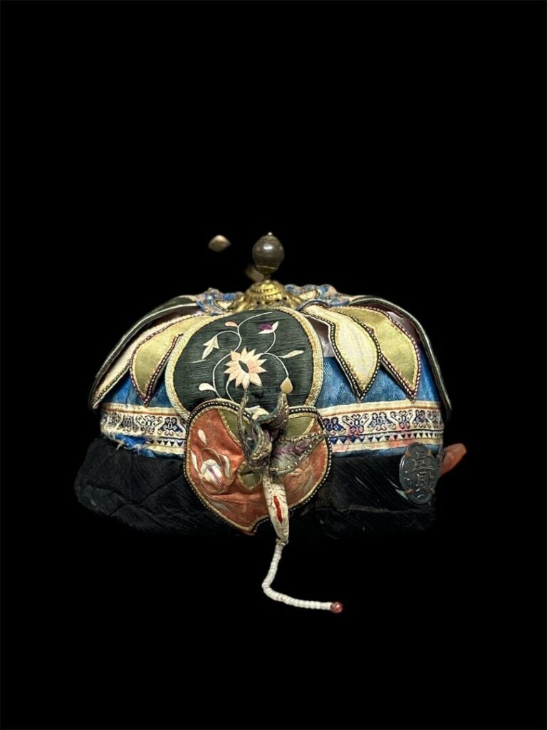 CHINE, période Qing - Lot de coiffes, chaussons et textiles