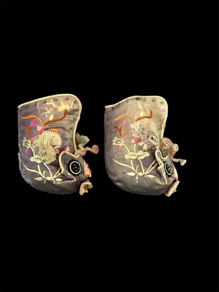 CHINE, période Qing - Lot de coiffes, chaussons et textiles