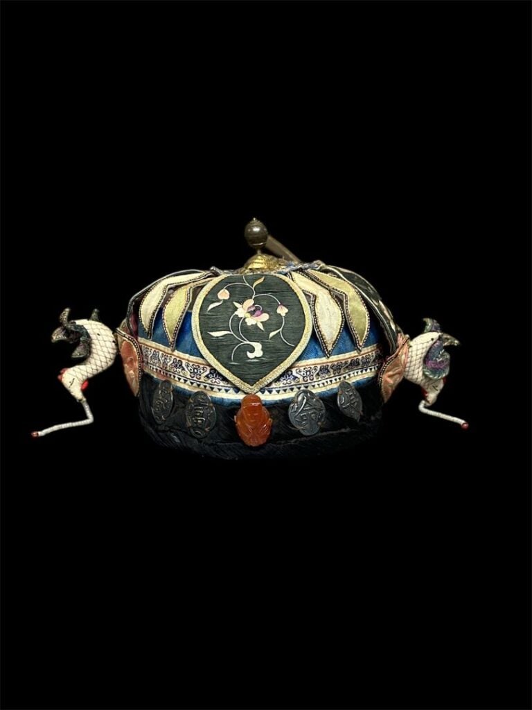CHINE, période Qing - Lot de coiffes, chaussons et textiles