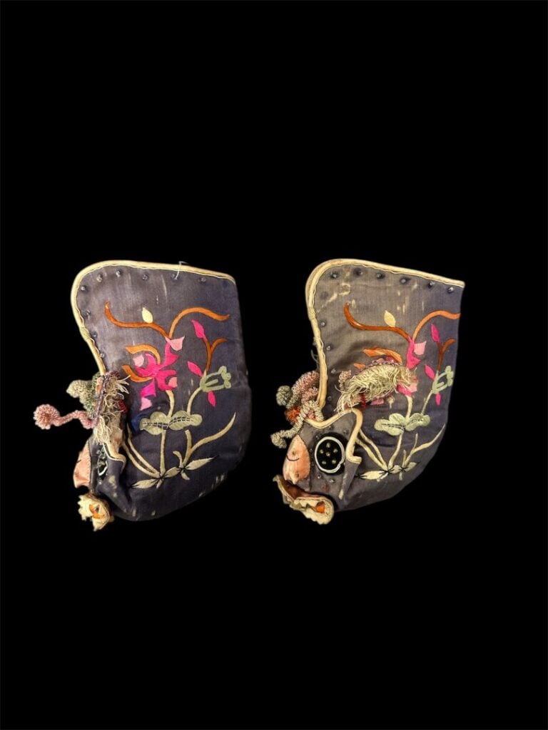 CHINE, période Qing - Lot de coiffes, chaussons et textiles