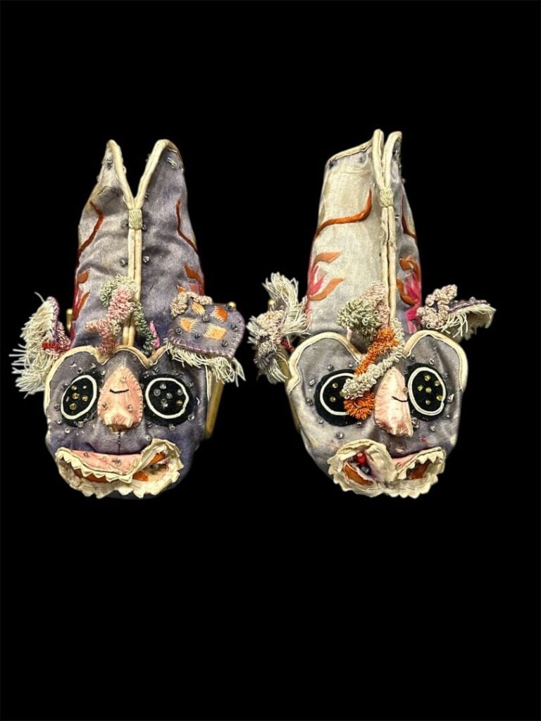 CHINE, période Qing - Lot de coiffes, chaussons et textiles
