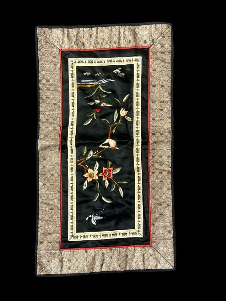CHINE, période Qing - Lot de coiffes, chaussons et textiles