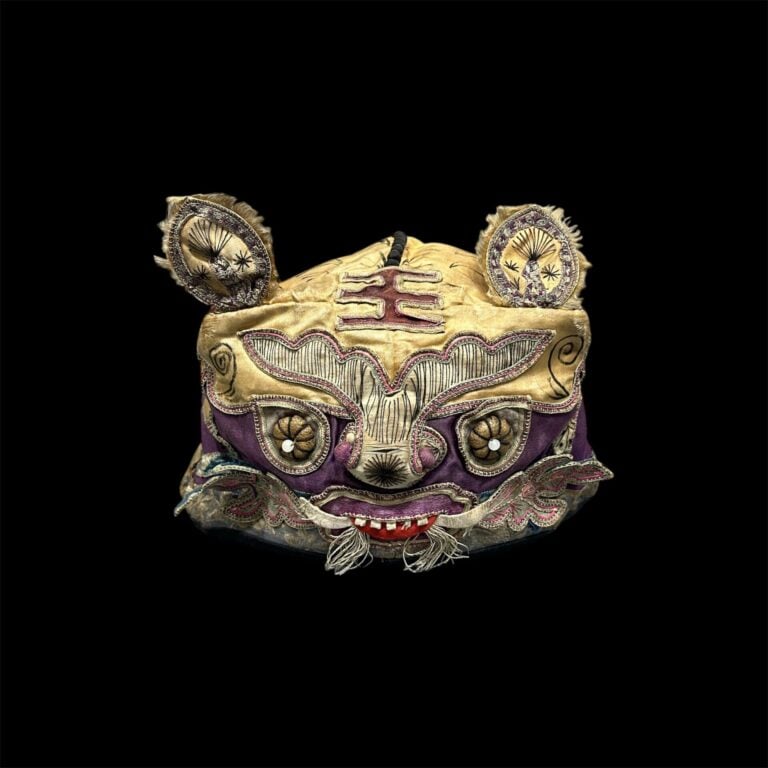 CHINE, période Qing - Lot de coiffes, chaussons et textiles