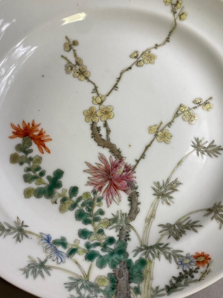 CHINE, Période Qing, XVIIIe - Assiette en porcelaine blanche à décor de fleurs…