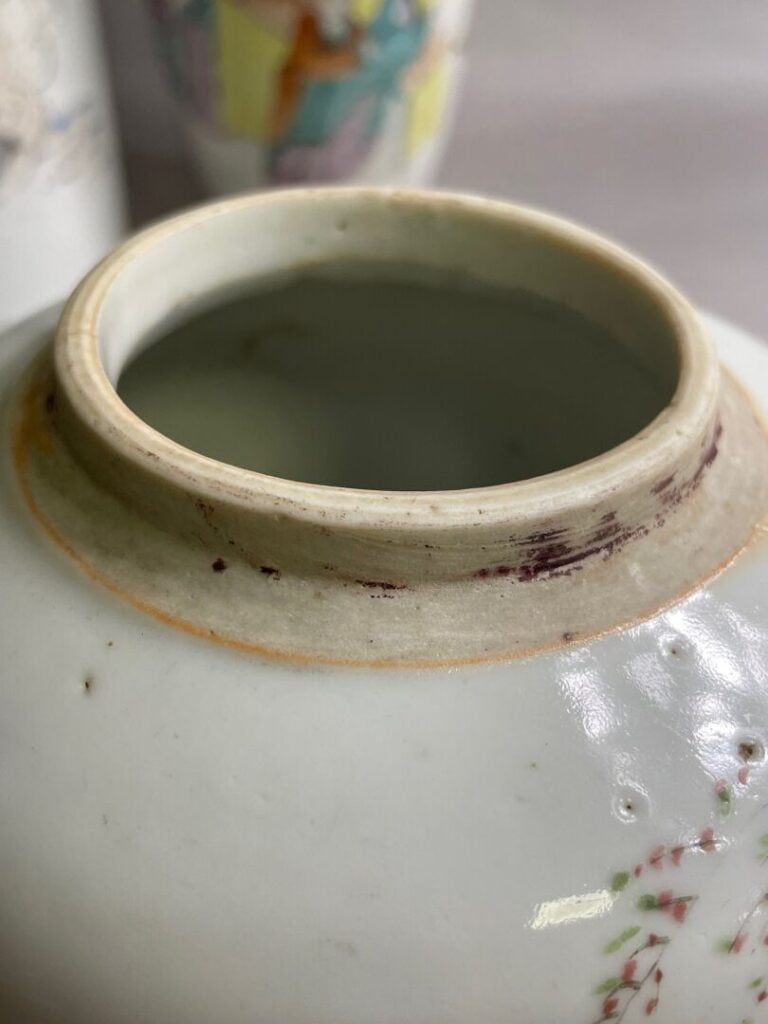 CHINE - Réunion de porcelaine comprenant : - - un vase rouleau à décor de perso…