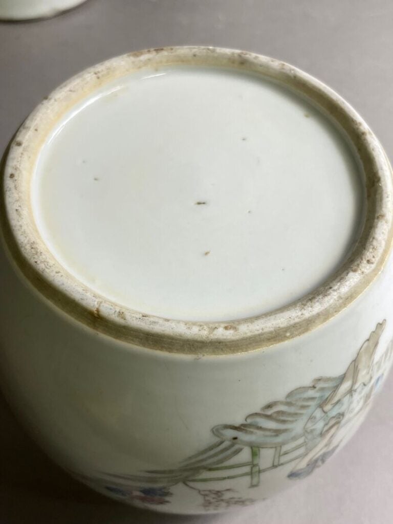CHINE - Réunion de porcelaine comprenant : - - un vase rouleau à décor de perso…