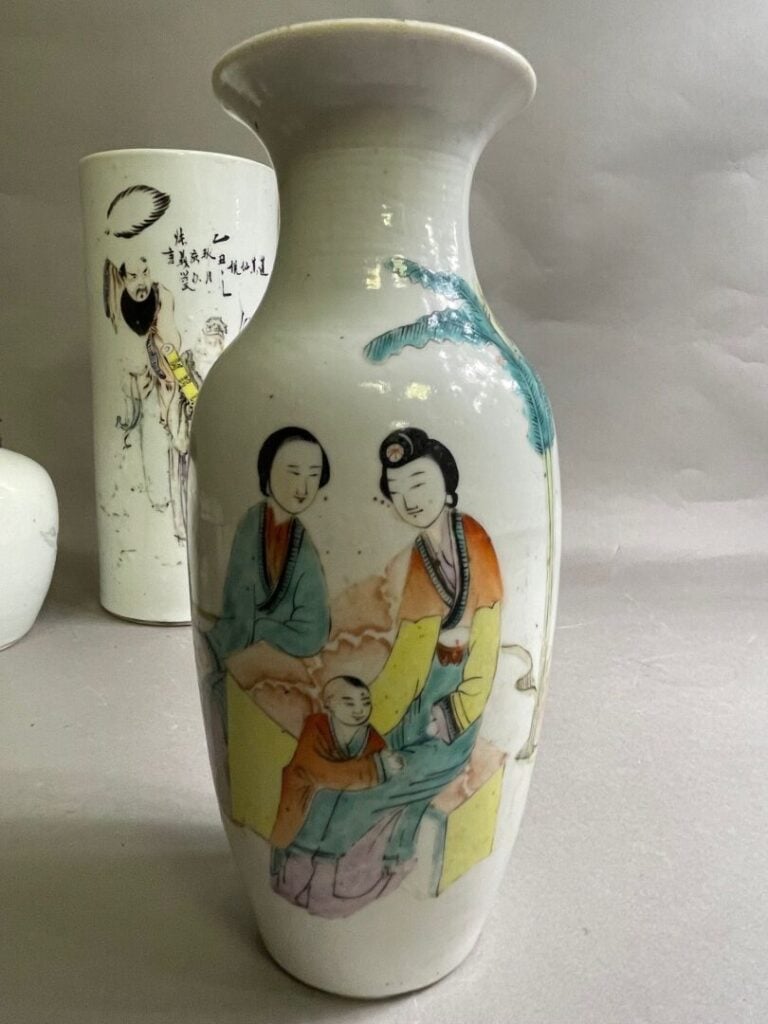 CHINE - Réunion de porcelaine comprenant : - - un vase rouleau à décor de perso…