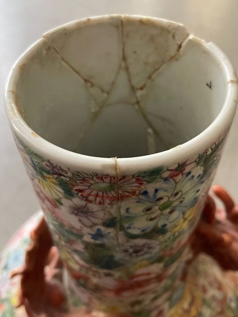 CHINE - Réunion de porcelaine comprenant : - - un vase rouleau à décor de perso…
