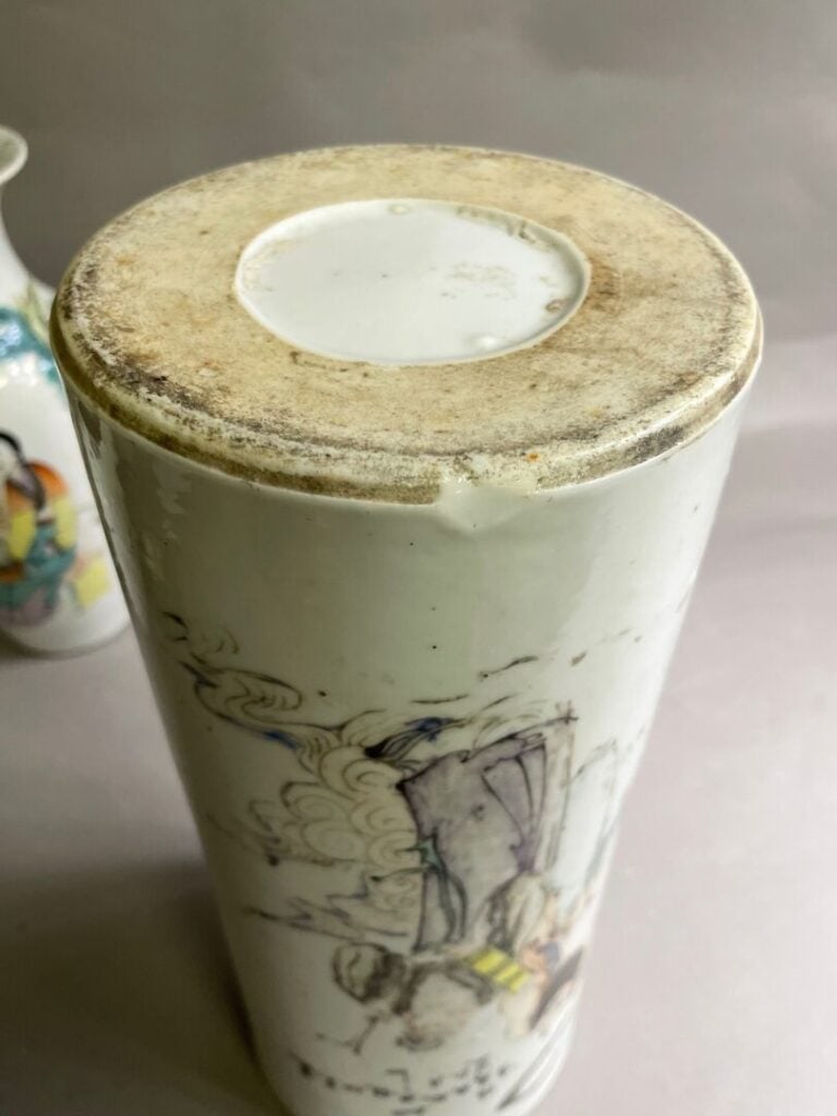 CHINE - Réunion de porcelaine comprenant : - - un vase rouleau à décor de perso…