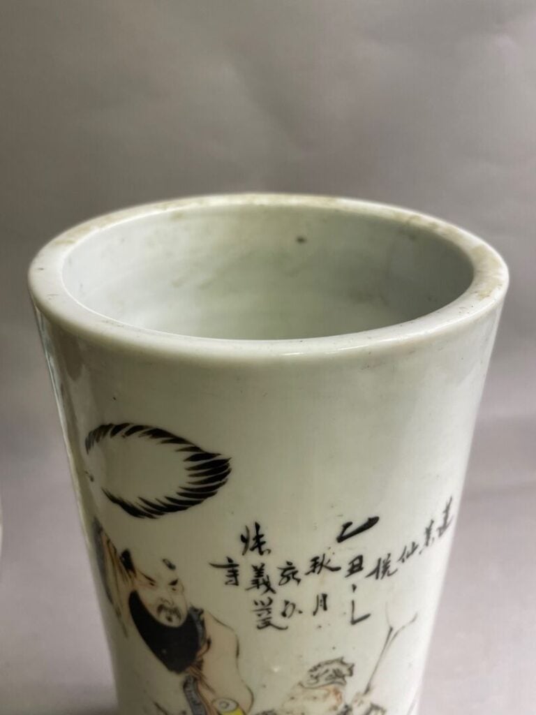 CHINE - Réunion de porcelaine comprenant : - - un vase rouleau à décor de perso…