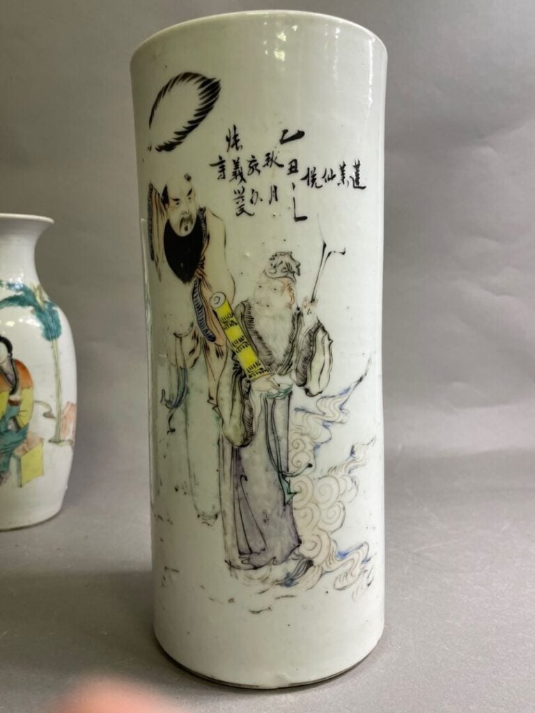 CHINE - Réunion de porcelaine comprenant : - - un vase rouleau à décor de perso…