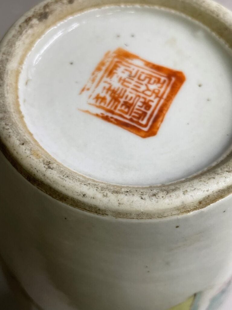 CHINE - Réunion de porcelaine comprenant : - - un vase rouleau à décor de perso…