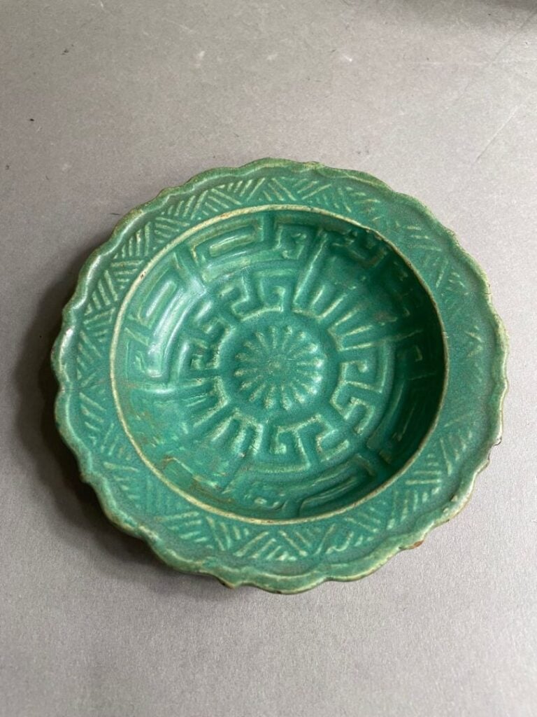 CHINE - Réunion de porcelaine comprenant : - - un vase rouleau à décor de perso…